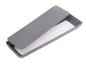Graue Backform mit Deckel. Rechteckige Form mit gewelltem Rand.