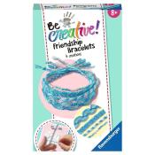 Bastelset für Freundschaftsarmbänder. Enthält vier Armbänder in Blau- und Türkistönen. Abbildung von Händen, die mit Fäden arbeiten.