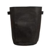 Schwarze Aufbewahrungstasche aus festem Material. Hat zwei Griffe und eine kleine Tasche vorne.