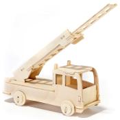 Holzmodell eines Feuerwehrautos. Leiter ist ausgeklappt. Keine Farben, naturbelassen. Räder sind sichtbar.