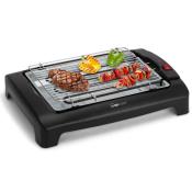 Elektrischer Tischgrill mit Grillrost. Auf dem Rost sind Fleischstücke und Gemüse.