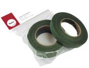 Zwei Rollen grünes Kreppband in einer transparenten Verpackung. Das Band ist für Bastelarbeiten geeignet.