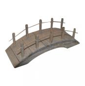 kleine Holzbrücke, gebogene Form, mit Pfosten und einem Geländer aus dünnem Draht. Naturfarbener Holzton.