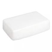 Weißer Block, rechteckige Form. Sieht aus wie Seife oder ein ähnliches Produkt.