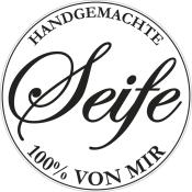 Rundes Etikett. Schriftzug: 'Handgemachte Seife'. Untertitel: '100% von mir'. Schwarz auf weißem Hintergrund.
