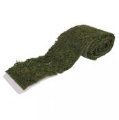 Rolle mit künstlichem Gras. Grüner, texturierter Belag auf einer Trägerfolie.