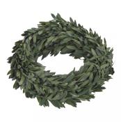 Grüner Kranz aus Blättern. Rund und dekorativ.