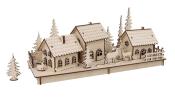 Holzmodell eines winterlichen Dorfes mit drei Häusern und Tannenbäumen. Zwei Rehe stehen auf der Basis.