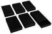 Sechs schwarze Geschenkboxen in rechteckiger Form. Eine Box ist offen und zeigt den Innenraum.