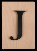 Holzplatte mit schwarzem Buchstaben 'J'. Der Buchstabe ist groß und klar gestaltet.