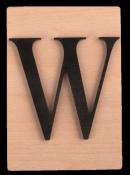 Schwarzer Buchstabe 'W' aus Holz. Auf hellem Holzuntergrund. Klare, einfache Form.