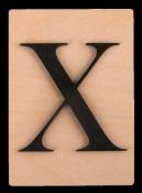 Holzplatte mit schwarzem Buchstaben 'X'. Einfaches Design, klare Konturen.