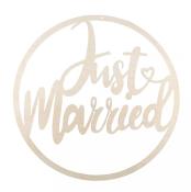 Holzschild mit der Aufschrift 'Just Married'. Runde Form, helles Holzdesign.