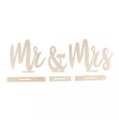 Holzschriftzug mit den Worten 'Mr & Mrs'. Dekoratives Design, geeignet für Hochzeiten.