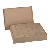 Offene, braune Kartonbox mit mehreren kleinen Fächern. Die Fächer sind gleichmäßig angeordnet.