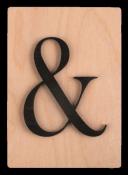 Holzplatte mit schwarzem &-Zeichen. Einfaches, elegantes Design.