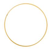 Ein goldfarbener, schmaler Ring ohne Verzierung. Er hat eine runde Form.