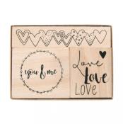 Holzstempel-Set mit verschiedenen Motiven. Enthält: Herzen, 'you & me', und dreimal 'Love'.