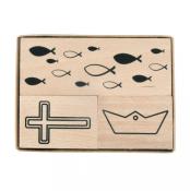Holzblock mit drei Motiven: Fische, ein Kreuz und ein Boot. Schwarz auf hellem Holz. Einfache, klare Formen.