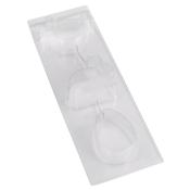 Plastik-Ausstechformen in Form von Huhn, Schaf und Ei. Transparent und auf einer langen Platte angeordnet.