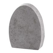 Grauer Betonblock in ovaler Form. Oberfläche mit kleinen Löchern.