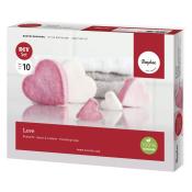 DIY Set für Knetseife. Verpackung in Weiß und Rot. Herzförmige Seifen in Pink und Weiß. 100% vegan.