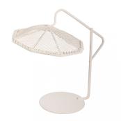 weiße Tischlampe mit einem schirmartigen, geflochtenen Design. Der Lampenfuß ist rund und stabil. Minimalistischer Stil.