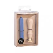 Set mit einem blauen Wachsstift und einem Holzstempel. Der Stempel hat einen goldenen Kopf.
