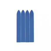 Vier blaue Wachsmalstifte mit spitzem Ende. Sie sind gleichmäßig geformt und stehen nebeneinander.