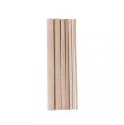 Sechs Holzstäbe in verschiedenen Längen. Sie sind hell und glatt.