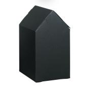 schwarze Pappbox in Form eines Hauses. Spitzdach, einfache geometrische Form. Keine weiteren Verzierungen.
