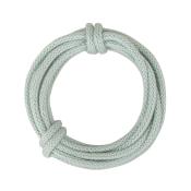 Helle, geflochtene Schnur in Ringform. Mehrere Lagen sind übereinander geschlungen.