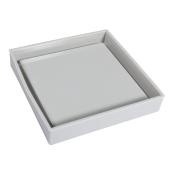 Quadratische, weiße Schale mit flachem Boden. Innenfläche ist glatt und leicht erhöht.