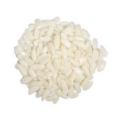 Weiße, ovale Tabletten in einer unregelmäßigen Anordnung. Sie sind glatt und glänzend.