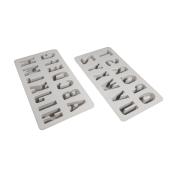 Zwei Silikonformen mit Buchstaben und Zahlen. Eine Form enthält das Alphabet, die andere die Ziffern 0 bis 9.