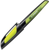 Schwarzer Textmarker mit grünem Griff. Die Spitze ist breit und eignet sich zum Markieren.