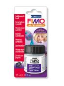 FIMO Zubehör, 35 ml. Semi-gloss Varnish. Verpackung in lila und weiß. Abgebildete Farben: Blau, Pink, Lila. Enthält eine Puppe mit blonden Haaren.