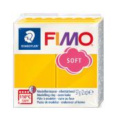 Gelbe Modelliermasse in einer Verpackung. Geeignet zum Backen im Ofen.