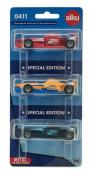 Drei kleine Rennwagen-Modelle in einer Verpackung. Farben: rot, gelb, schwarz. Auf der Verpackung steht 'SPECIAL EDITION' und 'Rennwagen Set'.