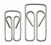 Zwei Büroklammern in verschiedenen Größen. Eine kleinere und eine größere Klammer aus Metall.