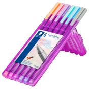Set von sechs Fineliner-Stiften in Pastellfarben. Stifte in einer transparenten, lila Verpackung. Spitze von 0,3 mm.