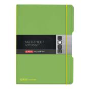 Grünes Notizheft mit schwarzem Aufkleber. Enthält den Text 'NOTIZHEFT' und 'NOTE BOOK'.