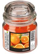 Glasbehälter mit orangefarbener Kerze. Auf dem Etikett sind frische Orangen abgebildet.