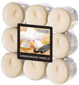 Packung mit acht Teelichtern in hellem Farbton. Duftnote Sandelholz-Vanille.