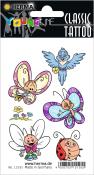 Bunte temporäre Tattoos mit verschiedenen Motiven. Darunter Schmetterlinge, ein Vogel und Blumen.