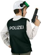 Kind in Polizeiweste mit der Aufschrift POLIZEI. Trägt einen weißen Helm und hält eine Spielzeugpistole.