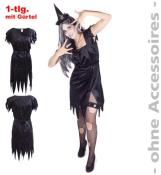 Schwarzes Kleid mit Gurtel und fransigen Ärmeln. Dazu schwarze Strumpfhose mit Löchern.