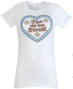 Weißes T-Shirt mit kurzen Ärmeln. Herzförmiger Aufdruck in Blau und Braun. Text: 'Ich hob ebu koa Dirndl'. Verziert mit weißen Blumen.