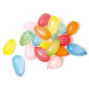 Bunte Wasserballons in verschiedenen Farben. Einige sind nass und glänzen.
