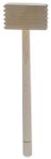 Holzhammer mit breitem, flachem Kopf. Der Kopf hat gezackte Kanten. Langer, glatter Griff.